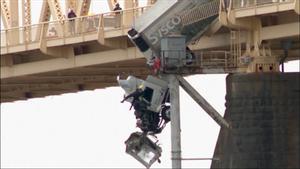 Impresionante rescate al conductor de un camión al quedar colgado de un puente en Kentucky