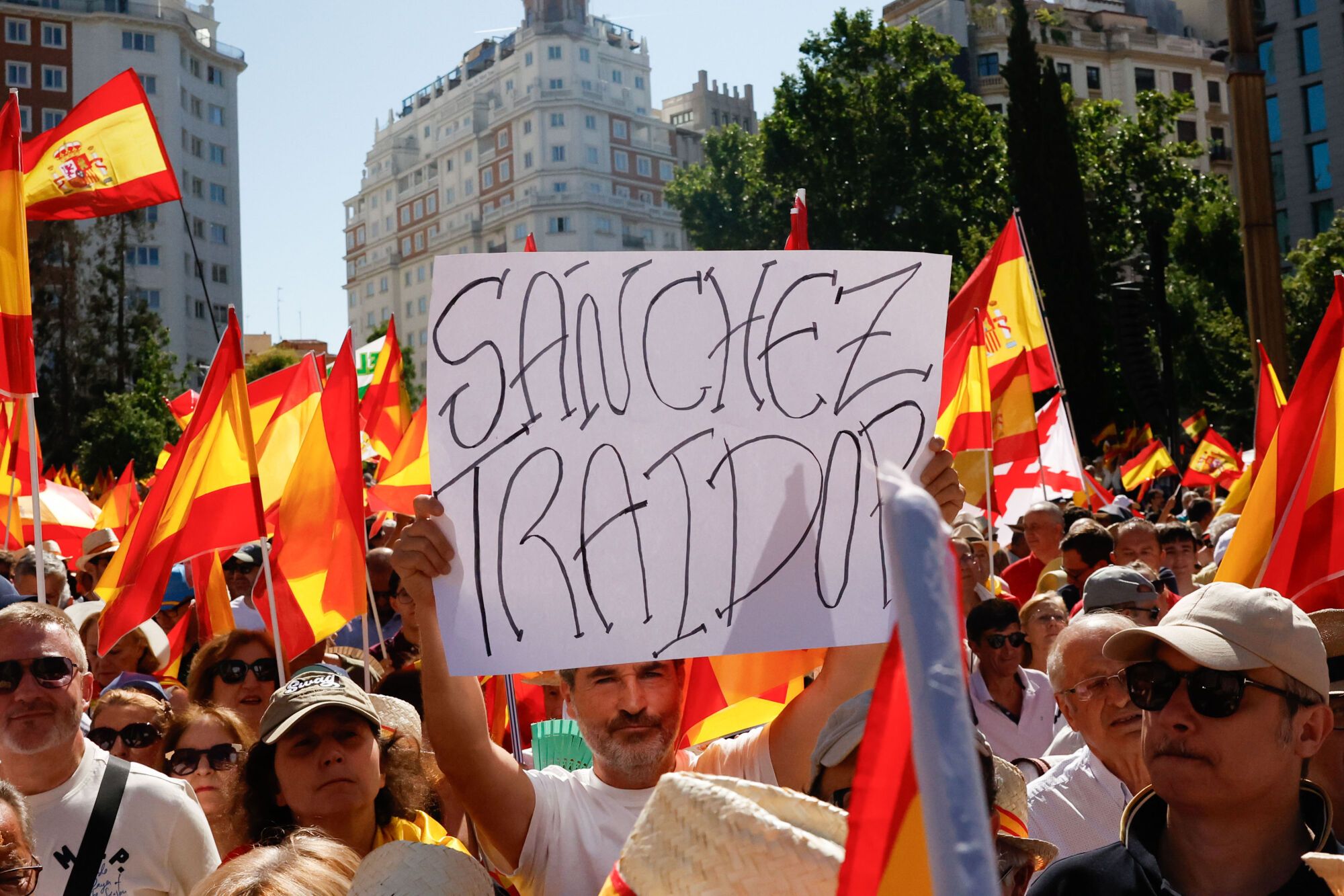 MADRID (ESPAÑA), 08/06/2025.- Cientos de asistentes esperan el comienzo de la manifestación convocada por el Partido Popular contra el Gobierno de Pedro Sánchez bajo el lema 'Democracia o mafia', este domingo en la Plaza España de Madrid. EFE/Javier Lizón