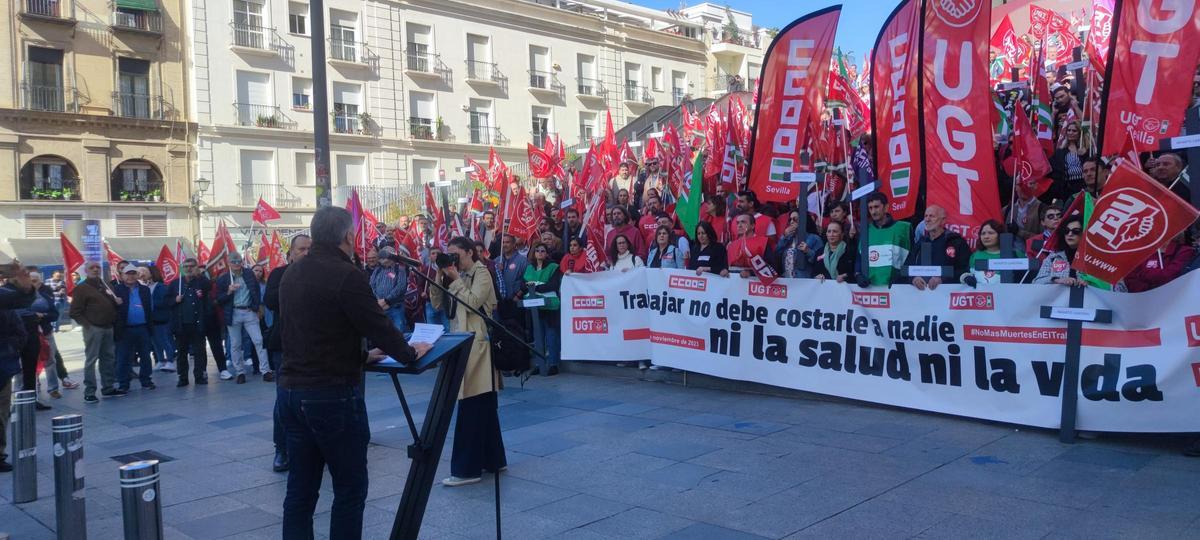 Concentración organizada por UGT junto con CCOO bajo el lema "Trabajar no debe costarle a nadie ni la salud ni la vida".