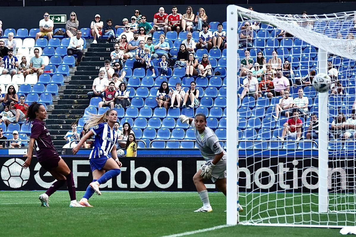 Millene Cabral anota su gol al Porto en el Teresa Herrera