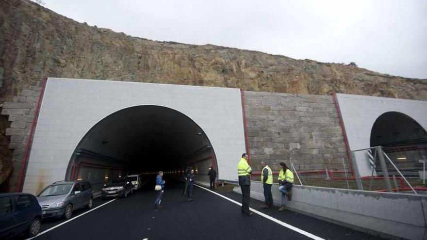 Entrada de los túneles da Costa del vial de acceso al puerto exterior de Langosteira.