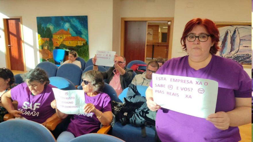 Varias trabajadoras protestando en el pleno de mayo que inició el proceso de licitación. |  G.N.