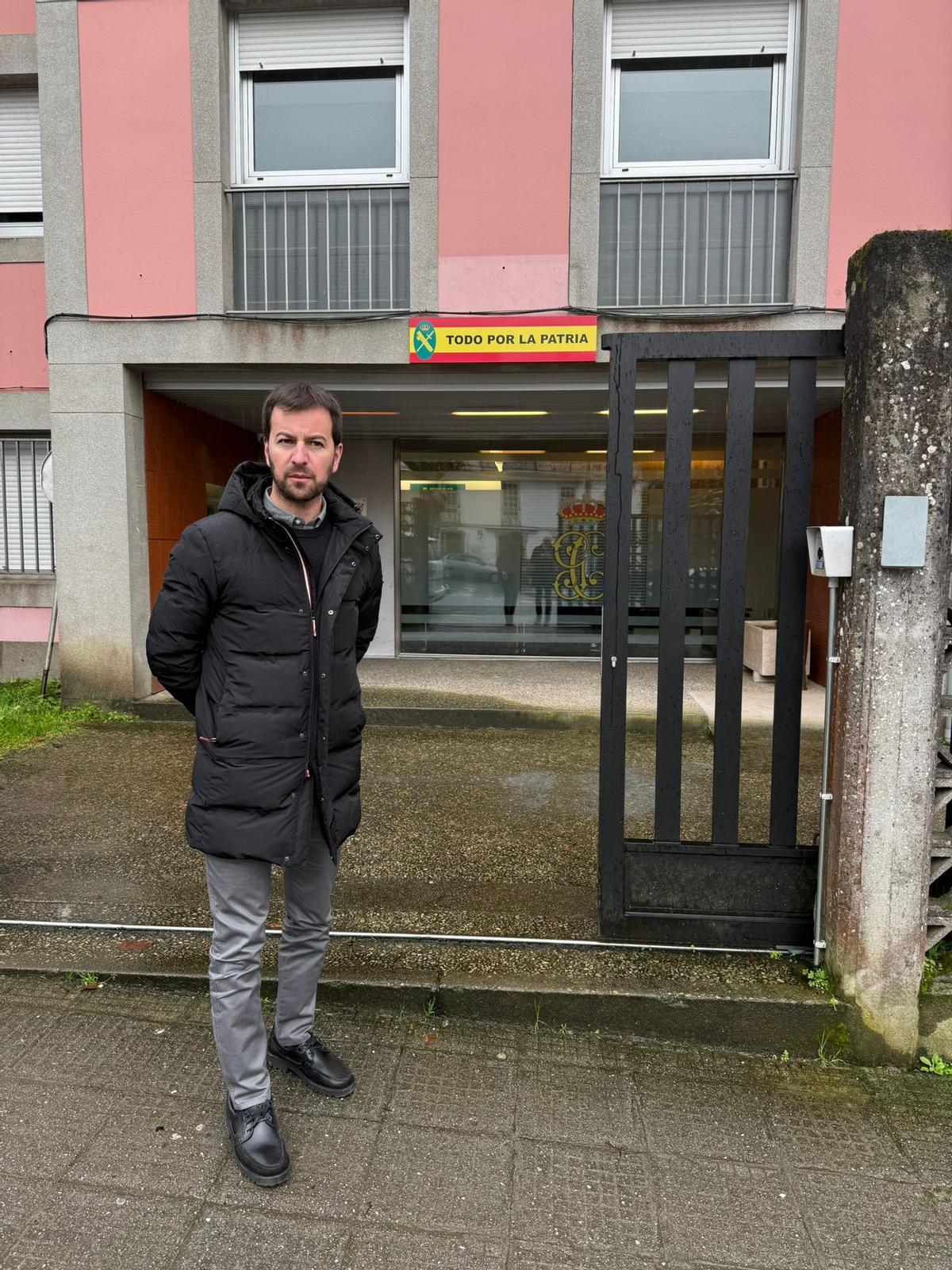 El alcalde de Paderne, Sergio Platas, ante el cuartel de la Guardia Civil
