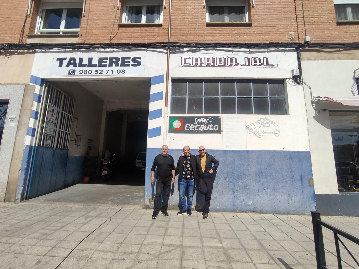 Los hermanos Carbajal, a las puertas del taller familiar.