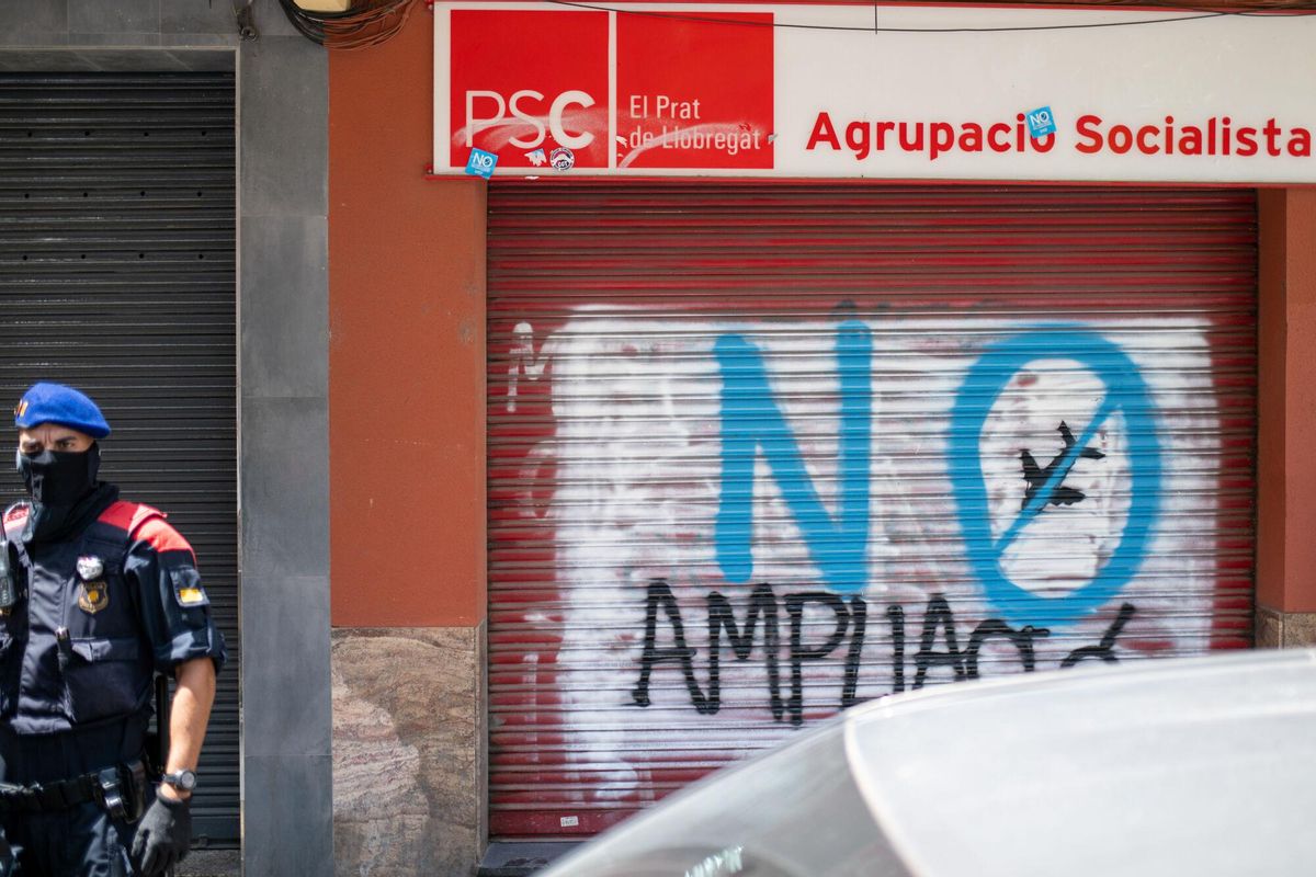 Un graffiti de protesta durante una concentración contra la ampliación del Aeropuerto Josep Tarradellas Barcelona-El Prat?, a 14 de junio de 2025, en El Prat de Llobregat, Barcelona, Catalunya (España). El objetivo de la protesta, convocada por la plataforma Ni un pam de Terra, es mostrar el rechazo ciudadano al proyecto de ampliación de la tercera pista del aeropuerto que, según los convocantes, tendrá un grave impacto ambiental y social sobre espacios protegidos como La Ricarda y el Remolar, en el delta del Llobregat. 14 JUNIO 2025;AEROPUERTO;MANIFESTACIÓN;AMPLIACIÓN;PROTESTA Lorena Sopêna / Europa Press 14/06/2025. Lorena Sopêna;