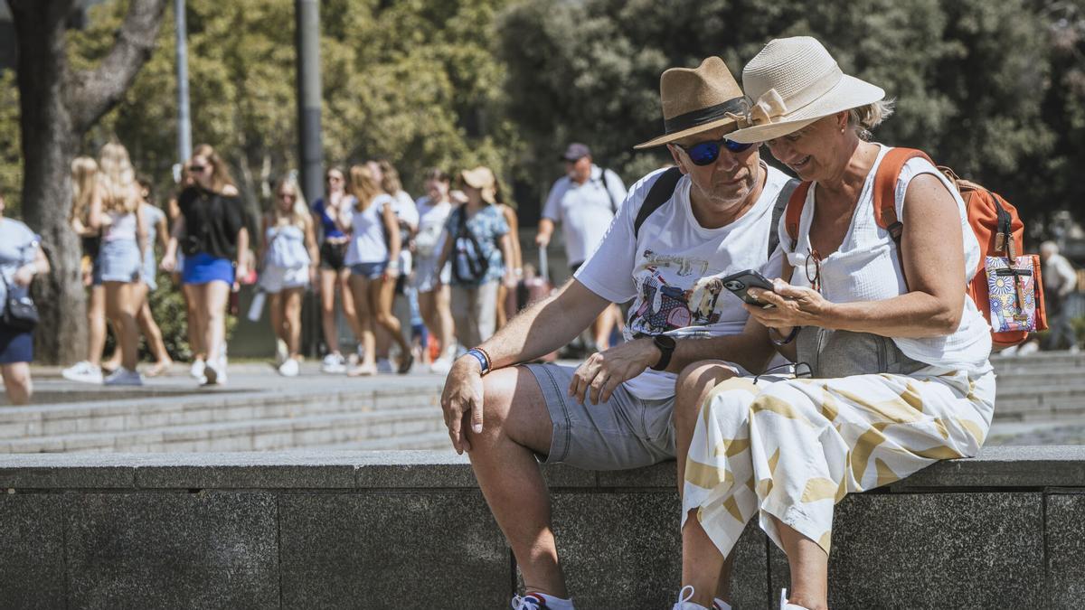 Una pareja de seniors de viaje por Barcelona.