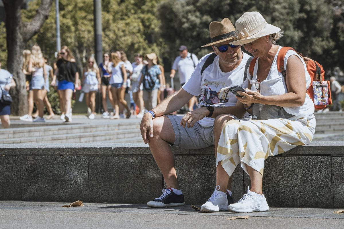 Una pareja de seniors de viaje por Barcelona.
