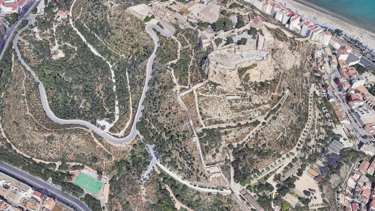 Vista aérea del Castillo de Santa Bárbara con la pista de fútbol sala en la parte inferior de la imagen