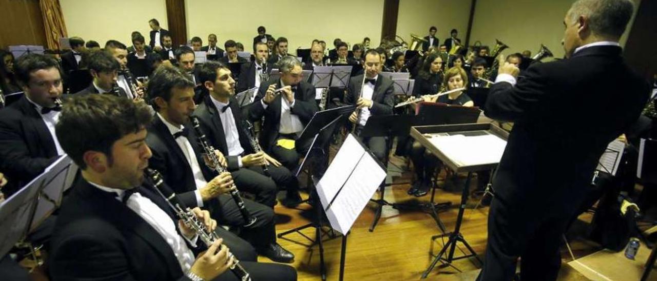 La Artística, durante una actuación en el auditorio de Merza. // Bernabé/Gutier