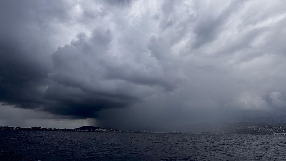Das Unwetter zieht über dem Meer entlang. Die Meteorologen rätseln, wie stark es auf die Insel zieht.