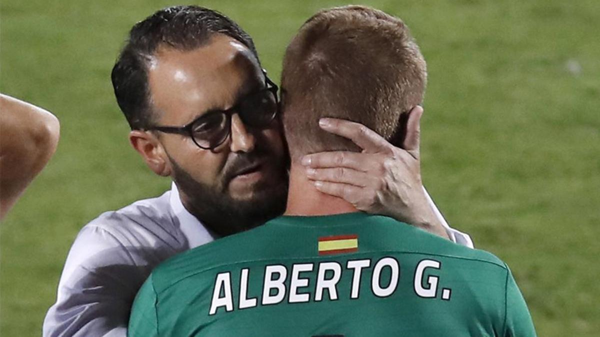 Bordalás, abrazando al portero Alberto García tras el partido de este sábado