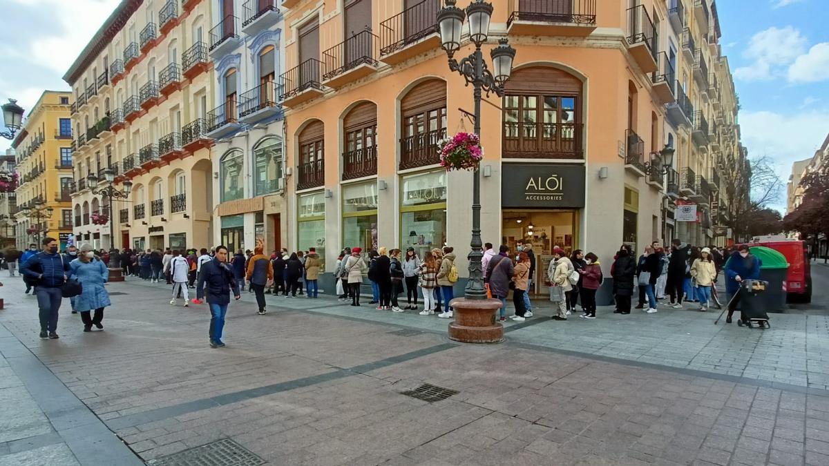 Filas para acceder al local de Miniso en Zaragoza