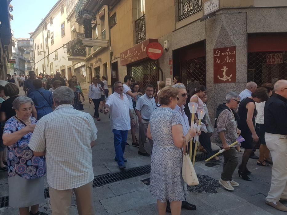 Miles de personas acompañan a la imagen del Cristo de la Victoria de Vigo en su travesía por las calles del centro de la ciudad.