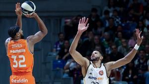 Tavares intenta bloquear un tiro de Davies durante el Real Madrid-Valencia Basket