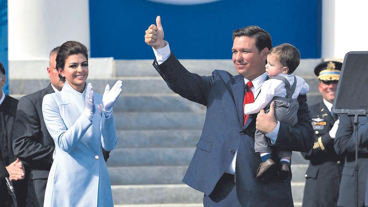 Casey DeSantis, amb el seu marit i el seu fill, després del nomenament d’ell com a governador de Florida, el 2019.