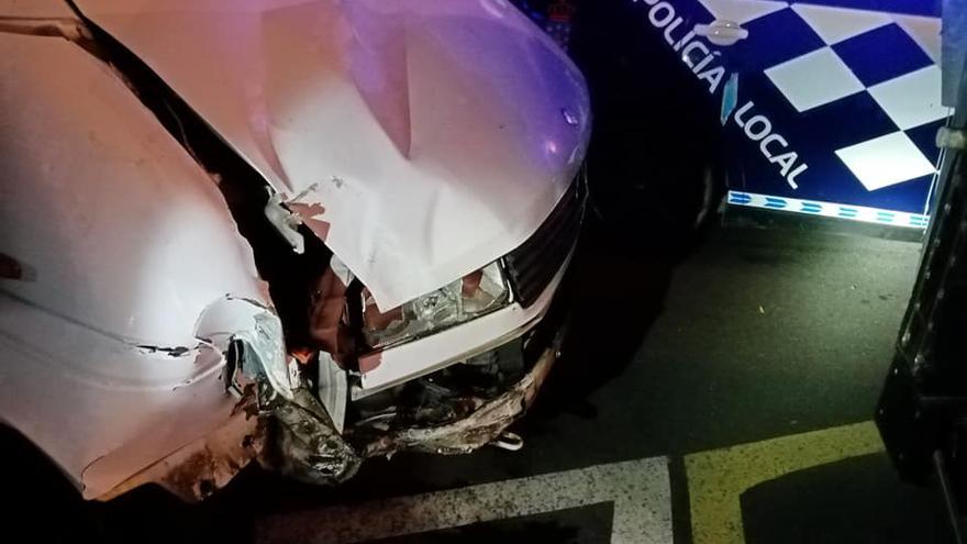 Intenta huir de la Policía Local en Poio tras provocar un accidente sextuplicando la tasa de alcohol
