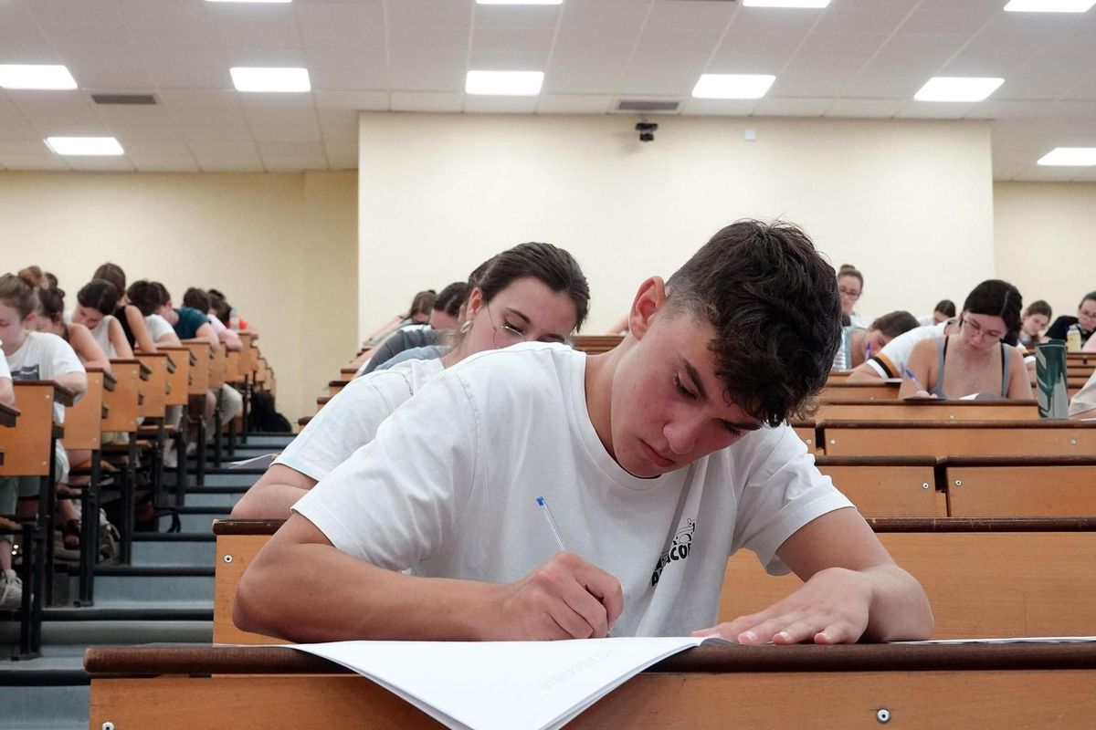 Aquests són els estudiants que podran demanar la beca de 100 euros Aquests són els estudiants que podran demanar la beca de 100 euros