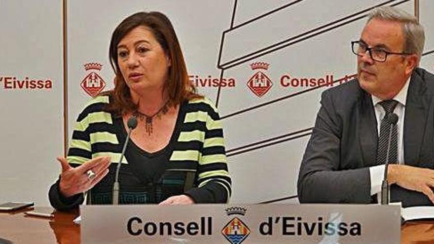 Francina Armengol, junto al presidente del Consell, Vicent Torres, tras el Consell de Govern celebrado en Ibiza.