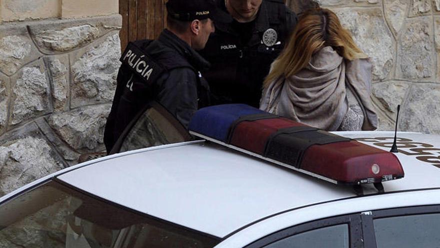 La policía detiene a la modelo María Kucukova.