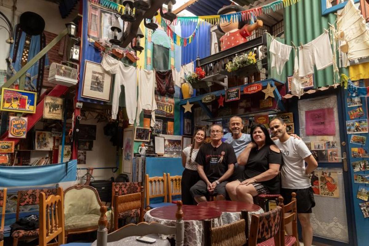 Foto de familia en el interior de "la casita" engalanada con regalos y recuerdos de todos estos años