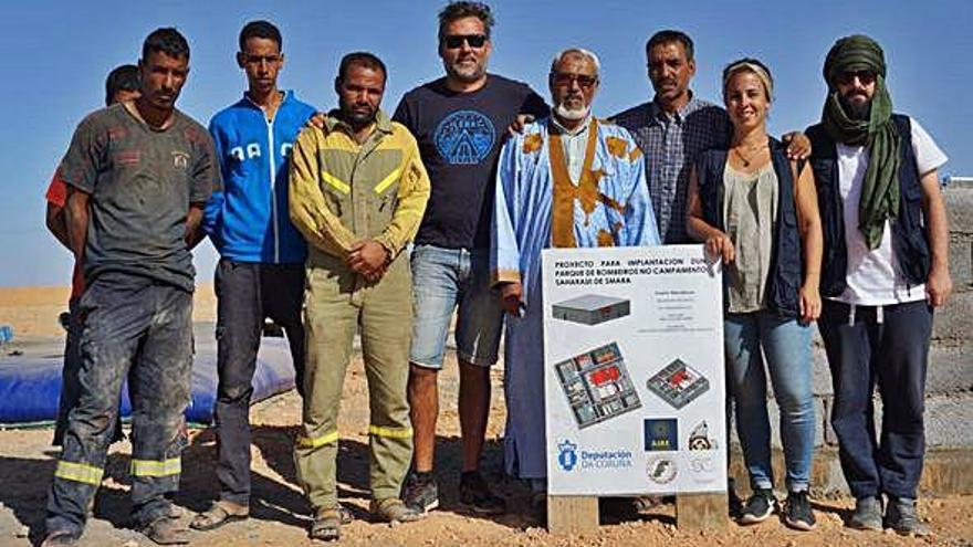 Diego Velasco, Carmen Armada y Daniel Rodríguez junto al gobernador de la provincia de Smara y el equipo de bomberos.