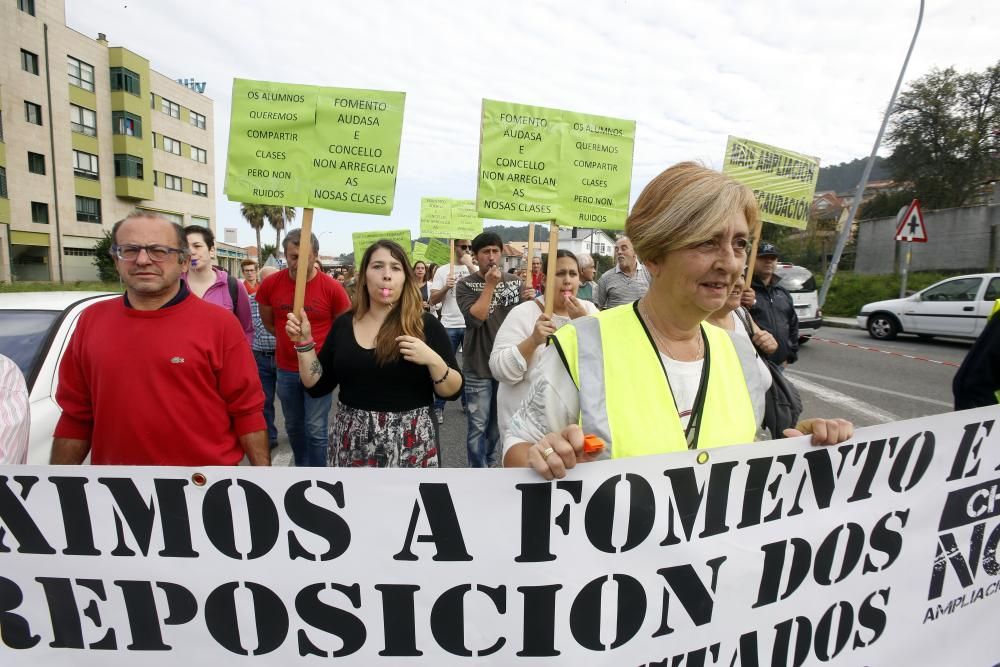 Protesta de los vecinos de Chapela por la ampliación de la AP-9. // R. Grobas