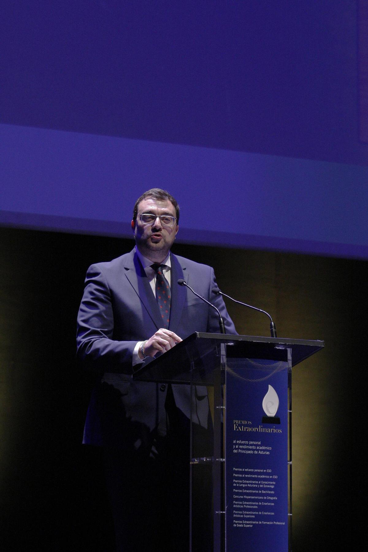 Entrega de los "Premios extraordinarios" de Educación en el teatro de la Laboral
