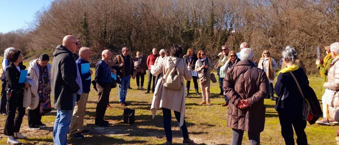 Socios de la cooperativa Ancoradoiro e interesados en el proyecto visitan los terrenos de Porto do Molle (Nigrán) donde se instalarán. |