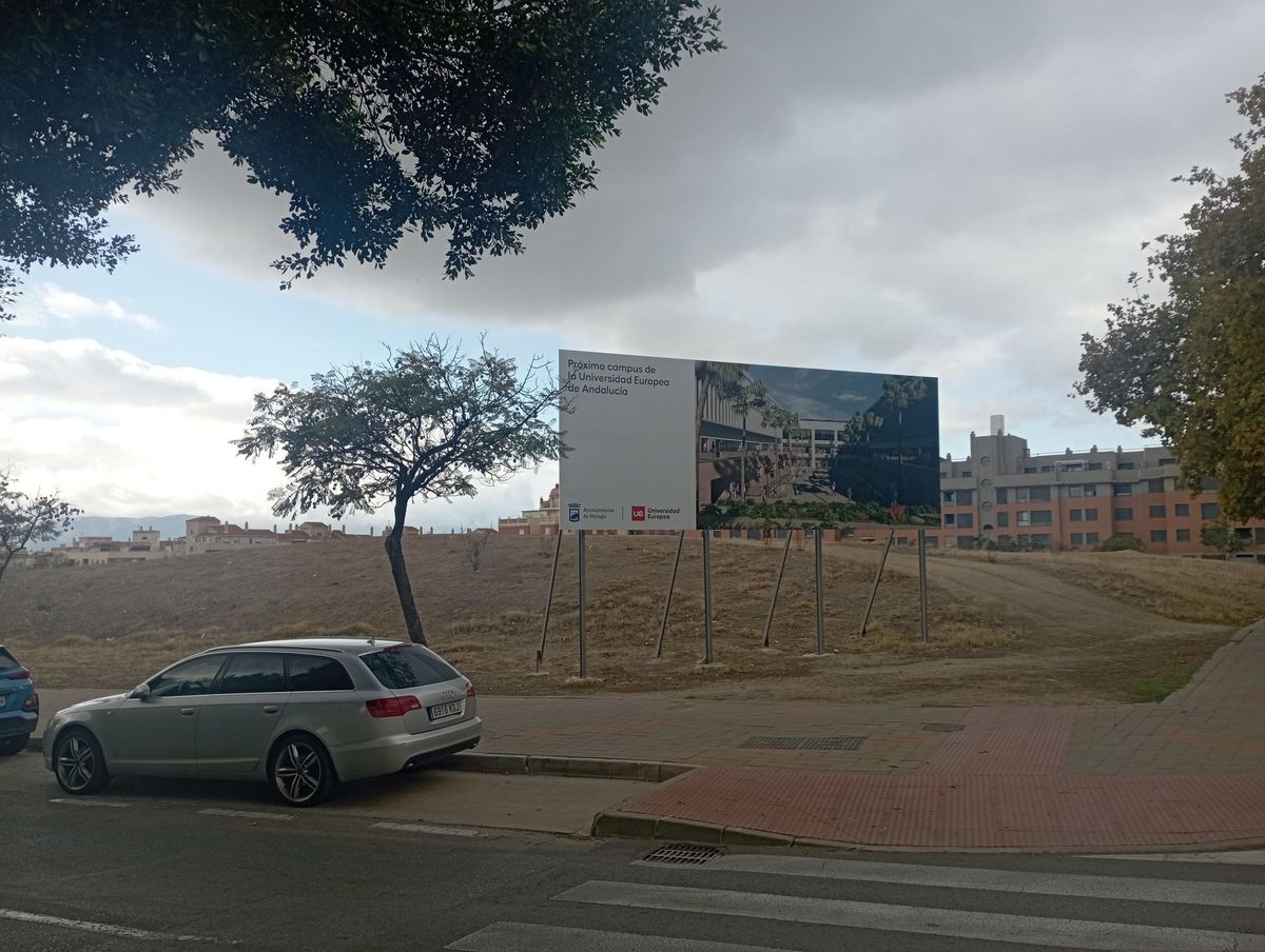 Valla que anuncia la ubicación de la futura Universidad Europea de Andalucía en El Romeral.