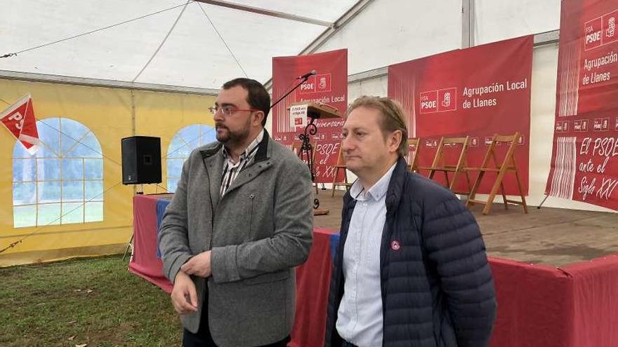 Adrián Barbón y José Herrero durante la fiesta socialista de Llanes, ayer.