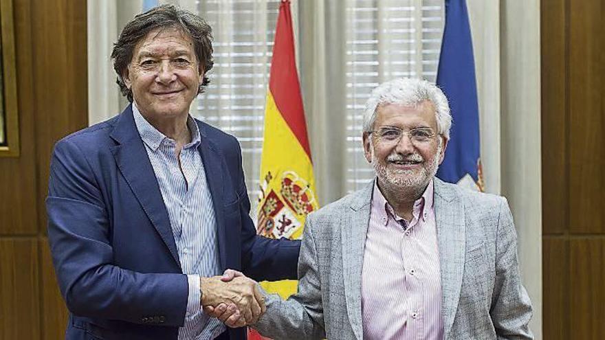 Lete y Fernández, tras la firma. // FdV