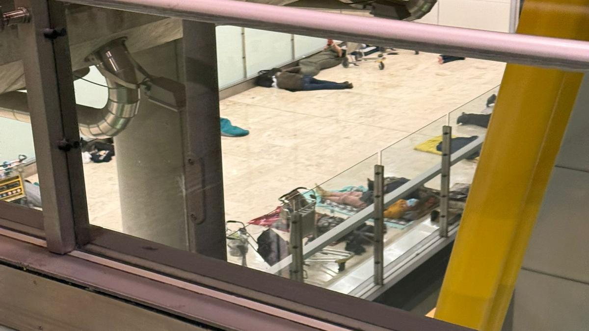 Varios 'sin hogar' durmiendio en la planta 1 de la Terminal 4 del aeropuerto Adolfo Suárez Madrid Barajas.
