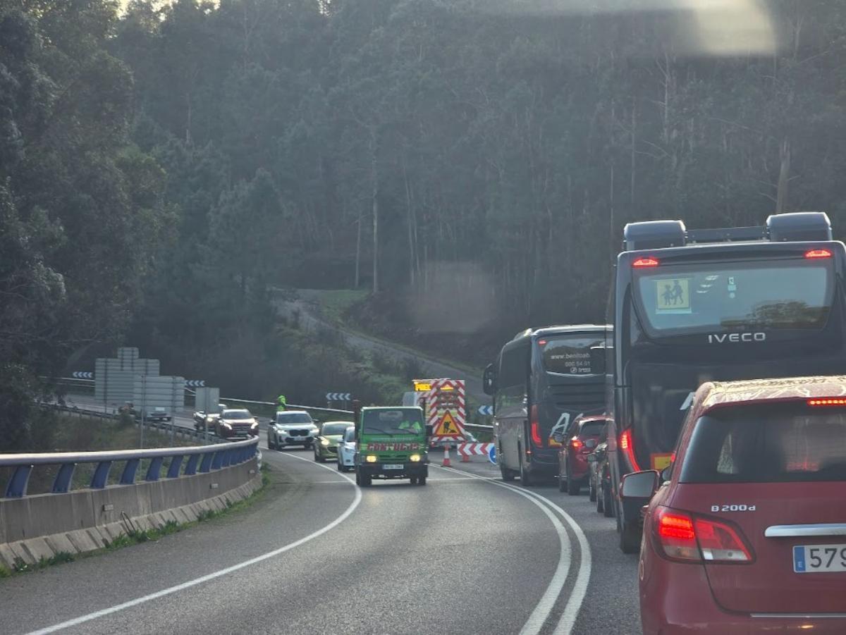 Reparación de carreteras dañadas por los temporales en la comarca, esta mañana.