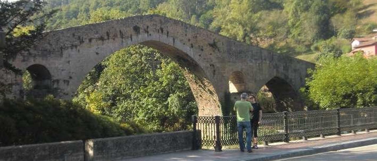 Dos visitantes junto al puente &quot;romano&quot; de Cangas de Onís.