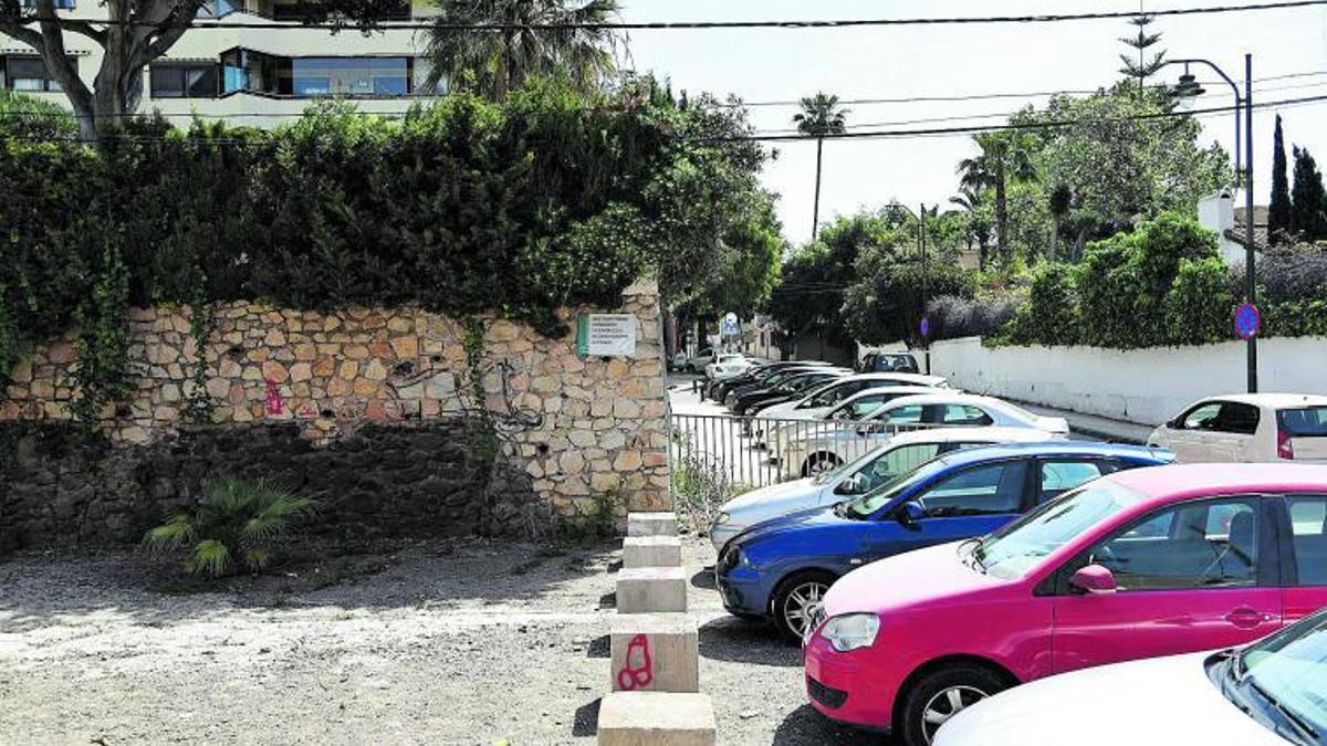 Coches aparcados frente al cauce del arroyo de La Caleta, con el cartel de prohibición al fondo, esta semana en El Limonar.