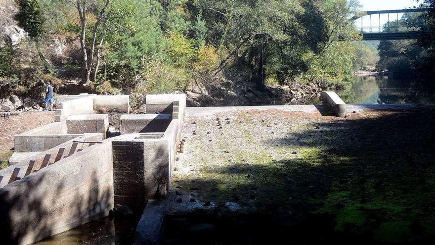 La presa de Monte Porreiro en la tarde de ayer, donde el río Lérez presenta un nivel muy preocupante. // R. Vázquez