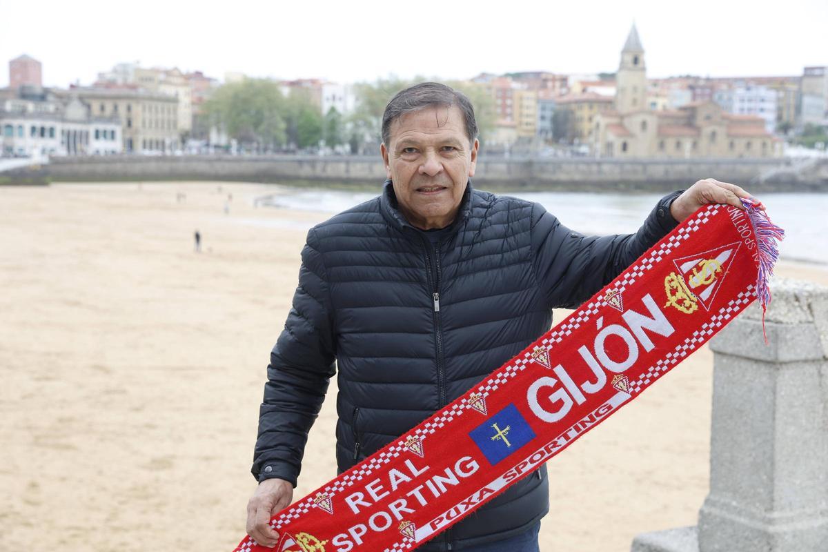 Víctor Hugo Doria, este viernes, en La Escalerona de Gijón, con la iglesia de San Pedro al fondo.