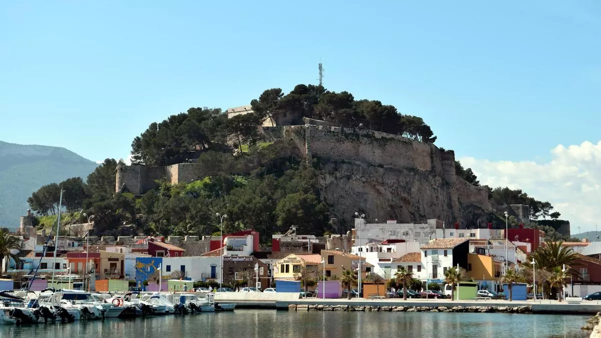 La ciudad costera alicantina coronada por un castillo y rodeada de naturaleza que hay que visitar