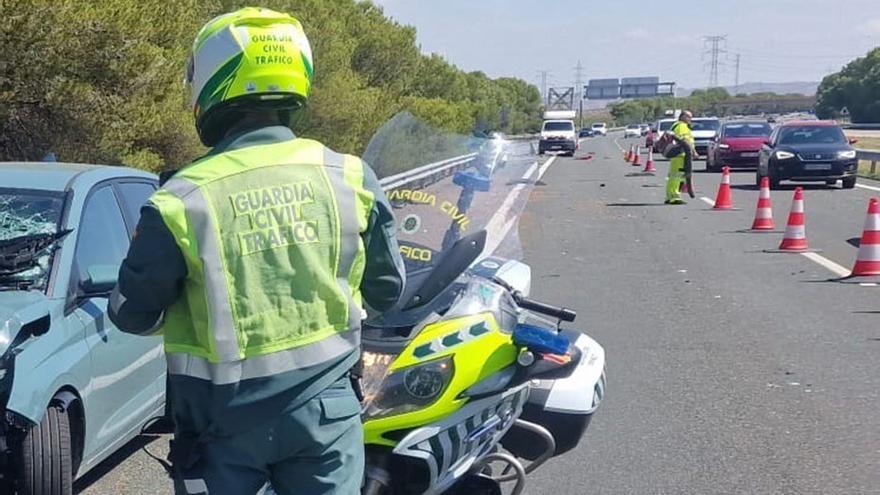 Archivo - Un agente de la Guardia Civil en otro accidente, en imagen de archivo.