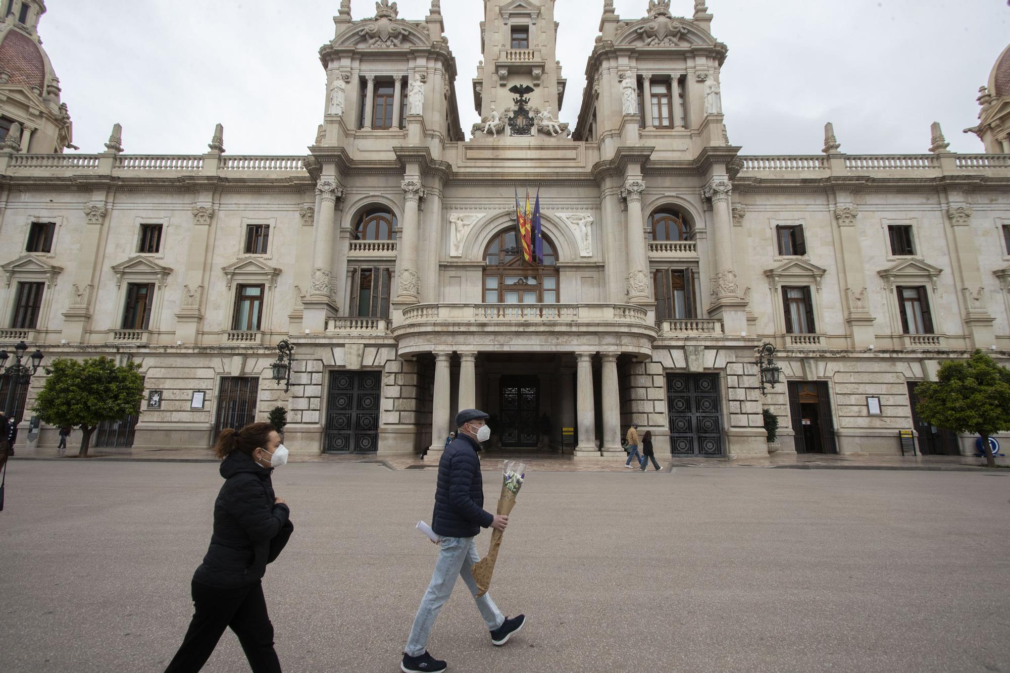 Así estaba en 2020 y así estaba hoy la plaza del Ayuntamiento a la hora de la "mascletà"