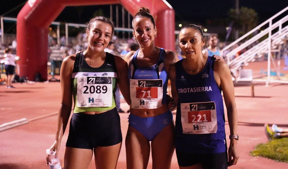 Laura Vázquez (segunda), Virginia Moya (primera) y Lisa Esquivel (tercera), tras acabar la prueba.