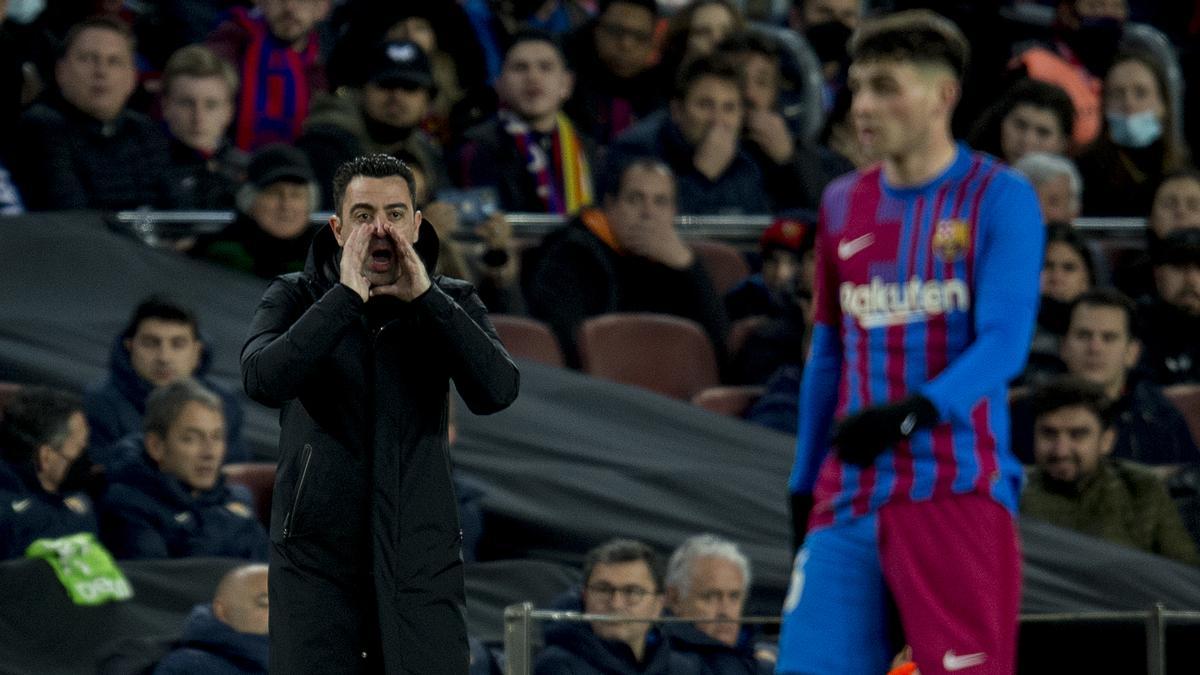 Xavi chilla durante el Barça-Sevilla, aparentemente a Pedri.