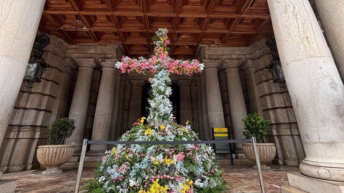 La Cruz de Mayo más antigua de la plaza del Ayuntamiento rinde homenaje a las madres con flores valencianas — image 1