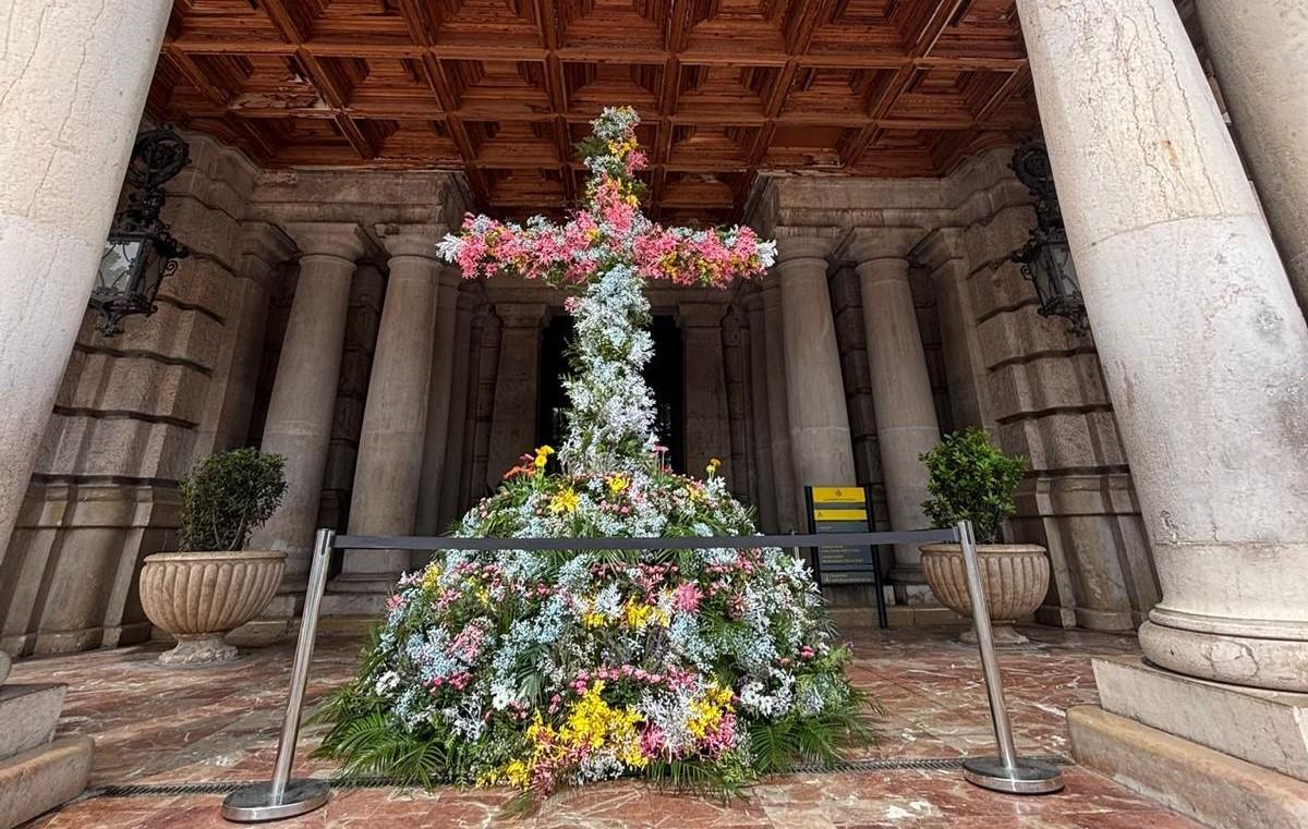 La Cruz de Mayo más antigua de la plaza del Ayuntamiento rinde homenaje a las madres con flores valencianas — image 2