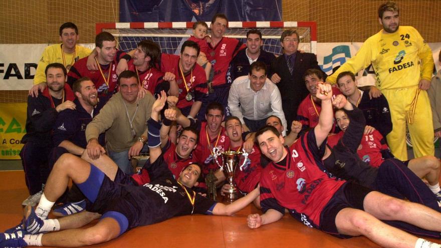 La plantilla del OAR celebran el ascenso a División de Honor B en el año 2004. | Juan Varela