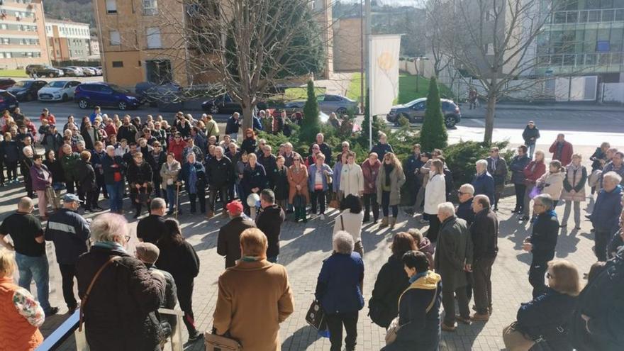 Vecinos del valle del Nalón se concentran en Langreo para denunciar el incremento de las esperas en consultas de Primaria