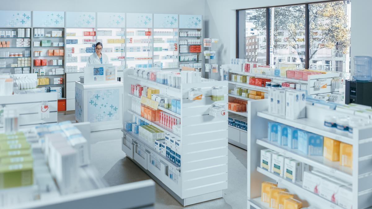 Una farmacéutica en el interior de una farmacia.