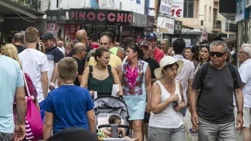 El centro de Benidorm lleno de gente en una imagen reciente.