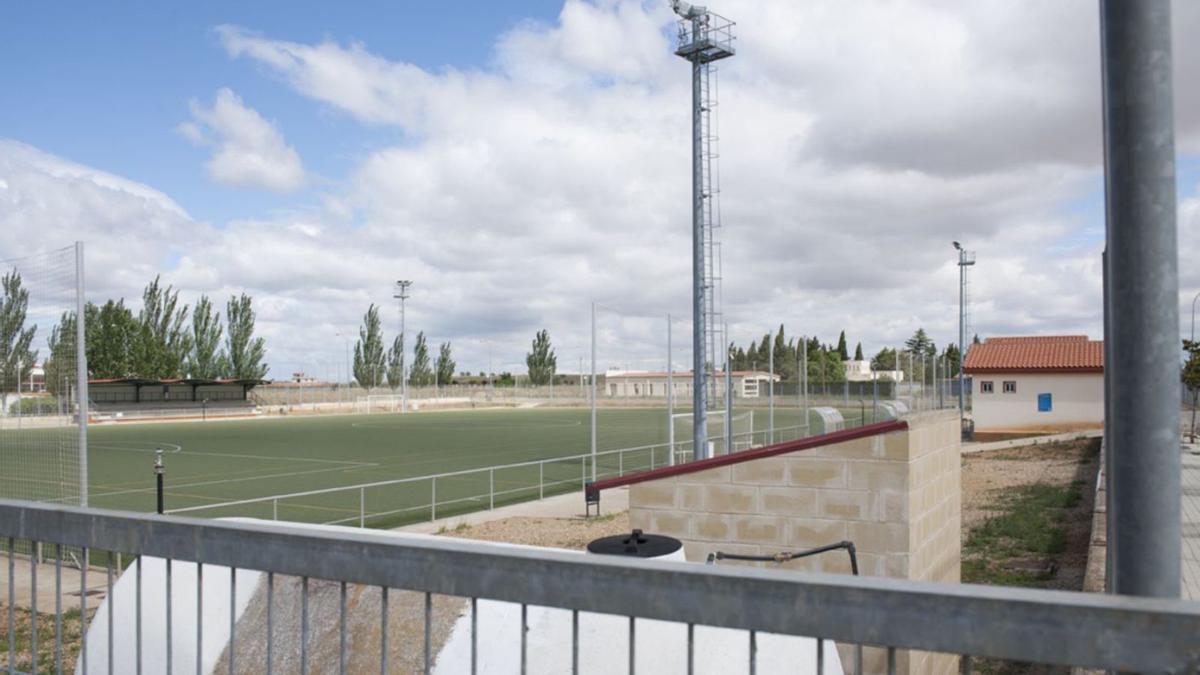 El campo de fútbol Alonso Pimentel. Son apreciables las torres actuales de iluminación, que serán sustituidas. por 24 proyectores LED eficientes y con control por telegestión.