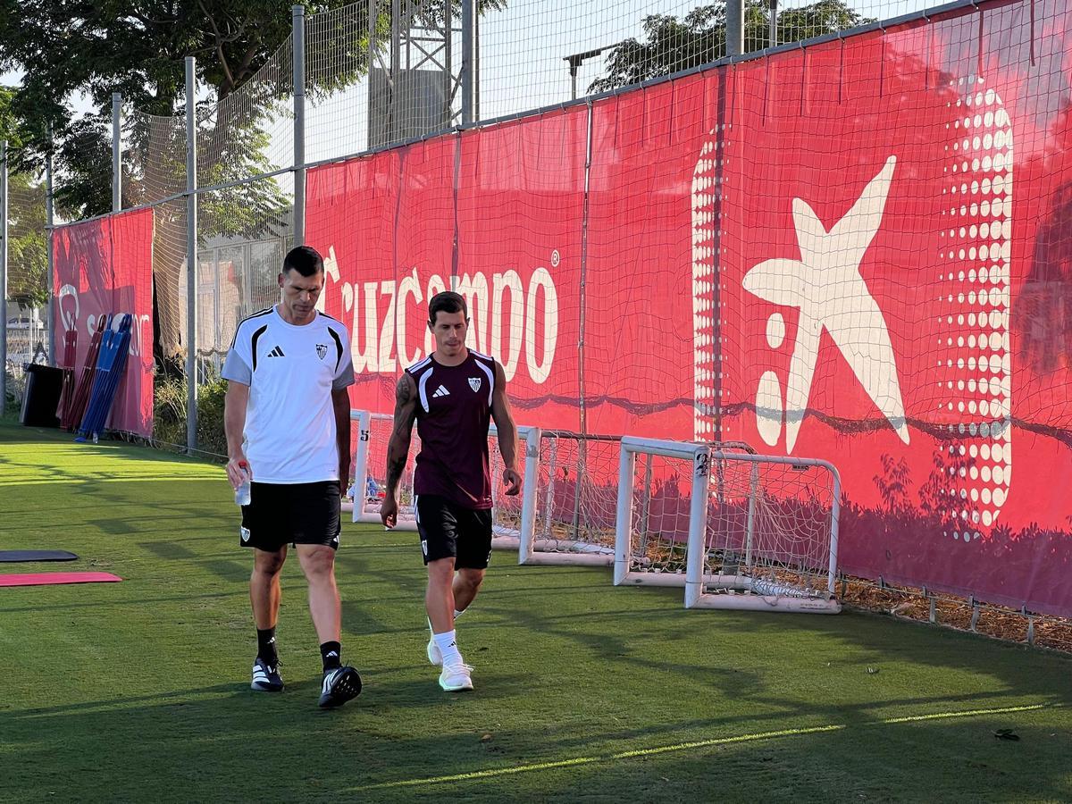 Alfon González se marcha lesionado en los primeros minutos del primer entrenamiento de pretemporada del Sevilla